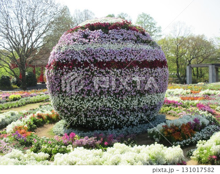 2022年くまもと花とみどりの博覧会（花博）の会場に展示されていた、花でできた球体 131017582
