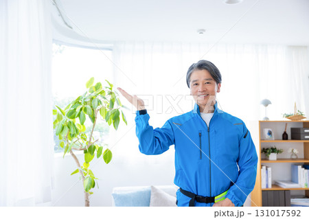 ハウスクリーニング　作業着姿のミドル男性 131017592