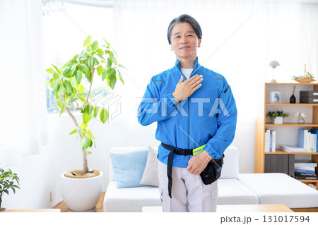 ハウスクリーニング　作業着姿のミドル男性 131017594