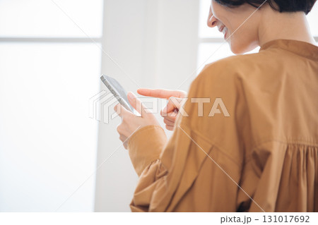 スマートフォンを操作する40代女性 スマートフォンを操作する40代女性 131017692