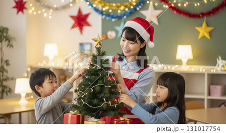 保育士と園児たちがクリスマスイベントを楽しむ 131017754