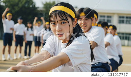 綱引きを頑張る高校生　体育祭　運動会 131017757