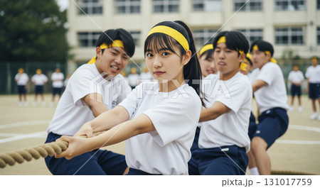 綱引きを頑張る高校生　体育祭　運動会 131017759