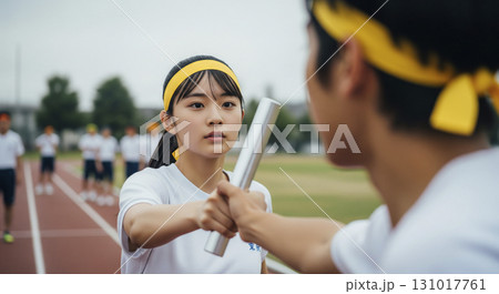 バトンを次のランナーに渡す　体育祭　運動会 131017761
