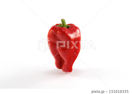 新鮮な赤ピーマン 131018335