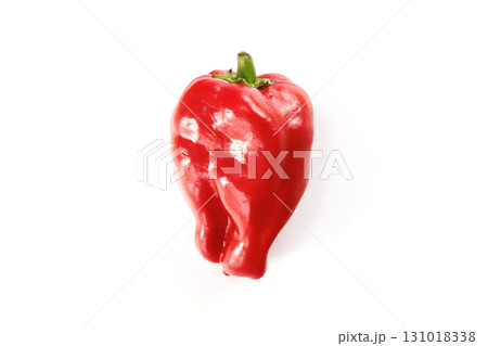 新鮮な赤ピーマン 131018338