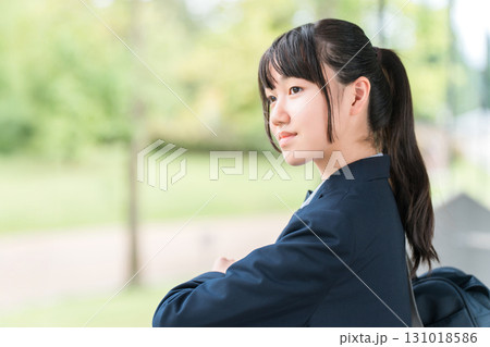 笑顔で前を見つめる中学生,高校生,女子,学生,女子高生（受験,成績） 131018586