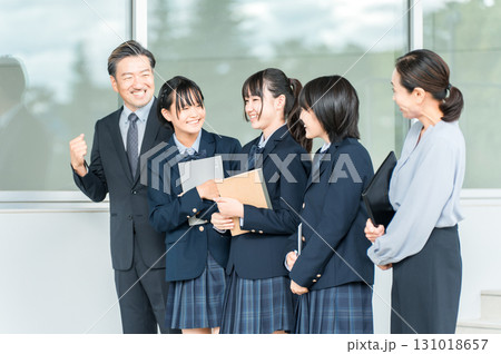 学校にいる教師と女子高生,中学生,高校生,小学生の女の子 131018657