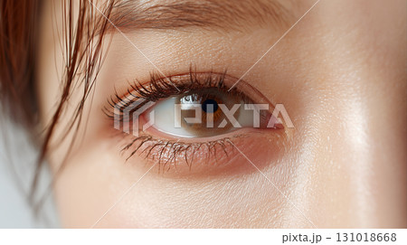 美しい人の瞳のマクロ接写 131018668