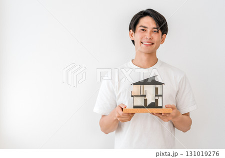 住宅模型を持つ笑顔の若いアジア人男性(マイホーム,一戸建て,家づくり) 住宅模型を持つ笑顔の若いアジア人男性(マイホーム,一戸建て,家づくり) 131019276
