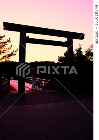 早朝の伊勢神宮内宮の風景 宇治橋の大鳥居 早朝の伊勢神宮内宮の風景 宇治橋の大鳥居 131019544