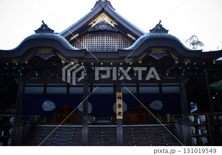 早朝の伊勢神宮内宮の風景　神楽殿 131019549