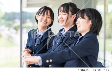 放課後に友達とおしゃべりする笑顔の中学生,高校生 131019655