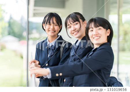 放課後に友達とおしゃべりする笑顔の中学生,高校生 放課後に友達とおしゃべりする笑顔の中学生,高校生 131019656
