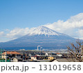 住宅街から望む雪の富士山と青空 131019658