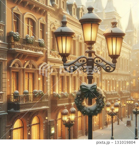 雪に包まれたヨーロッパ風の街並みと灯る街灯 131019804