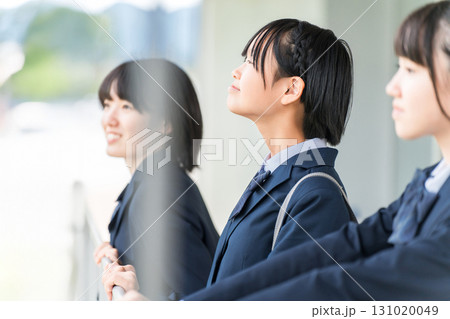 笑顔で前を見つめる中学生,高校生,女子,学生,女子高生（受験,成績） 131020049