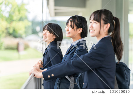 笑顔で前を見つめる中学生,高校生,女子,学生,女子高生（受験,成績） 131020050