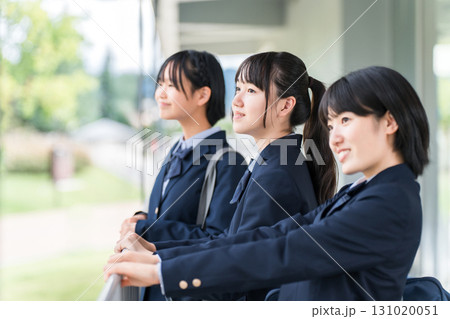 笑顔で前を見つめる中学生,高校生,女子,学生,女子高生（受験,成績） 131020051