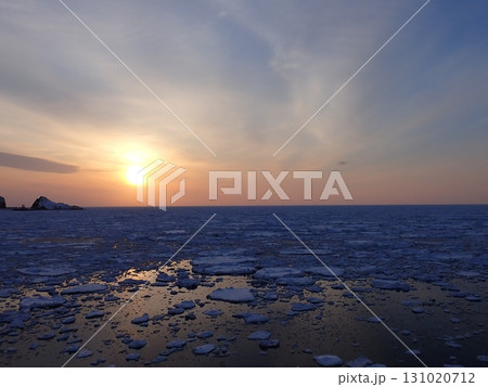 知床　流氷と夕陽 131020712