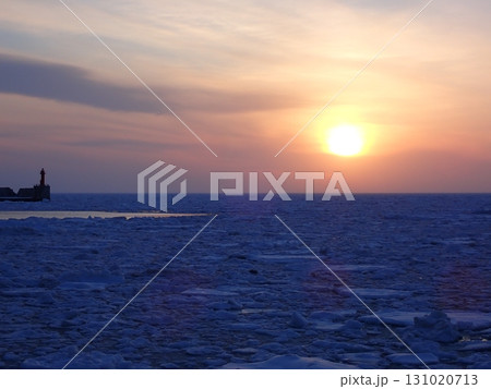 知床　流氷と夕陽 131020713