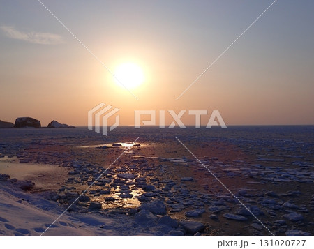 知床　流氷と夕陽 131020727