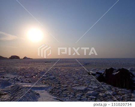 知床　流氷と夕陽 131020734