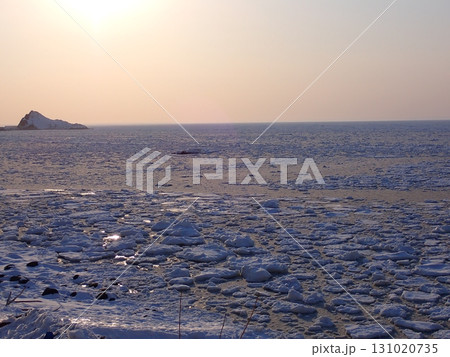 知床 流氷と夕陽 知床 流氷と夕陽 131020735