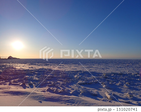 知床　流氷と夕陽 131020741