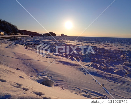 知床　流氷と夕陽 131020742