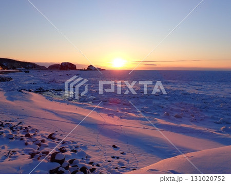 知床　流氷と夕陽 131020752