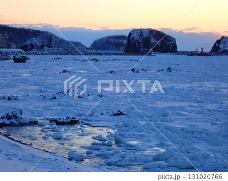 知床 流氷と夕陽 知床 流氷と夕陽 131020766