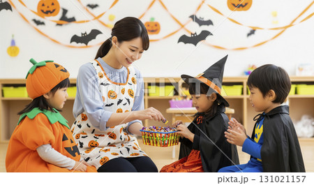 保育士と園児たちがハロウィンイベントを楽しむ 131021157