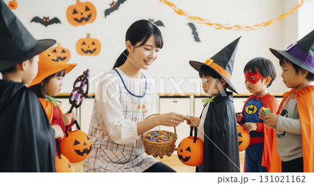 保育士と園児たちがハロウィンイベントを楽しむ 131021162
