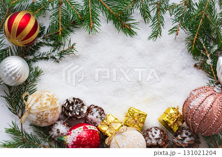モミの木の枝と葉を中心としたクリスマスフレーム 131021204