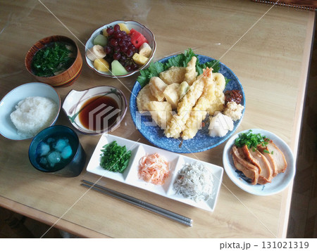 The tenpura set 日本料理・和食の定番メニュー～天ぷらのおまかせ盛り合わせの定食セット 131021319