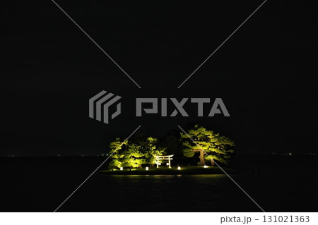 秋の夜にライトアップされた島根県松江市の夜の宍道湖と嫁ヶ島 131021363