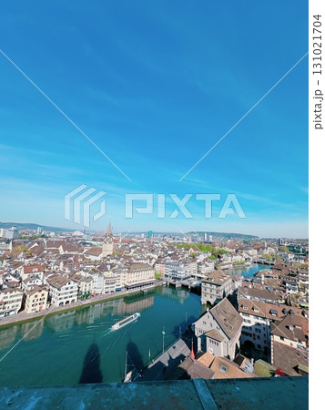 高台から眺めるチューリッヒの街並み 131021704