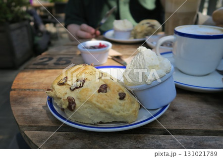 イギリスのカフェにてアフタヌーンティー イギリスのカフェにてアフタヌーンティー 131021789