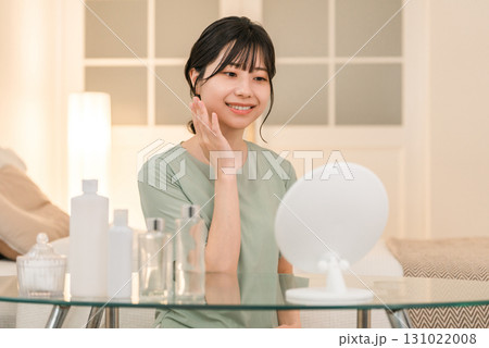 夜のおやすみ前にスキンケア,ナイトケアをする若いアジア人女性 131022008
