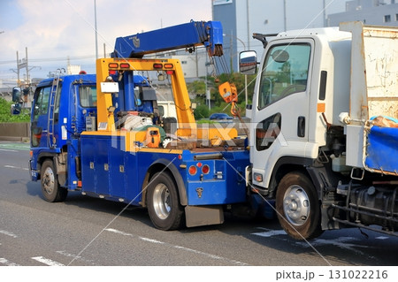 レッカー移動中のトラック レッカー移動中のトラック 131022216