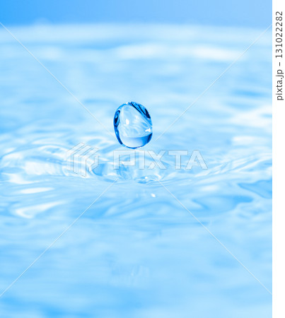 水しぶきのアクションショット 131022282