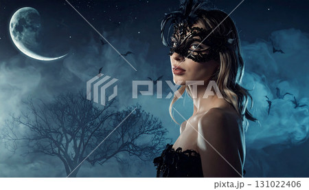 夜霧に浮かぶ女性のカーニバルマスクハロウィン姿「AI生成画像」 131022406