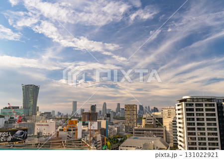 《東京都》夕暮れの空の東京都市風景・渋谷からの眺め 131022921