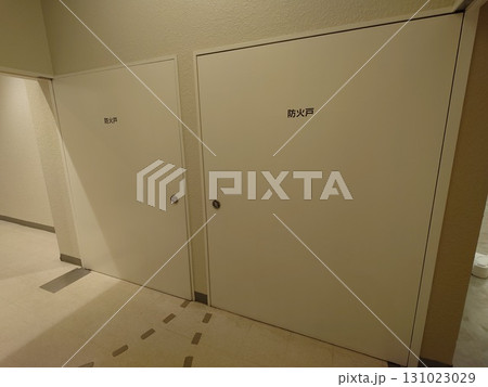 商業施設に付いている防火戸 131023029
