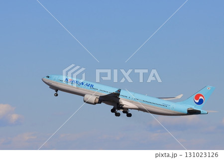 離陸する大韓航空機　上昇していく旅客機　 131023126