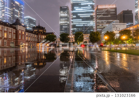 《東京都》東京駅・艷やかな雨天の夜景 131023166