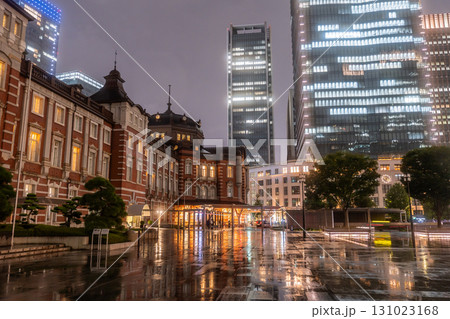 《東京都》東京駅・艷やかな雨天の夜景 131023168