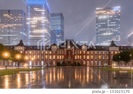 《東京都》東京駅・艷やかな雨天の夜景 《東京都》東京駅・艷やかな雨天の夜景 131023170