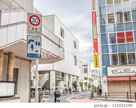 生活道路対策が施された区域の入口 【ゾーン30】の標識 生活道路対策が施された区域の入口 【ゾーン30】の標識 131023190
